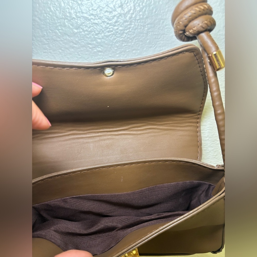 Elegant Brown Leather Handbag - Picture 5 of 5